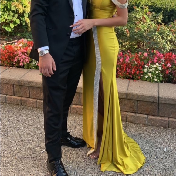 Yellow/mustard dress with stones on - Picture 2 of 6